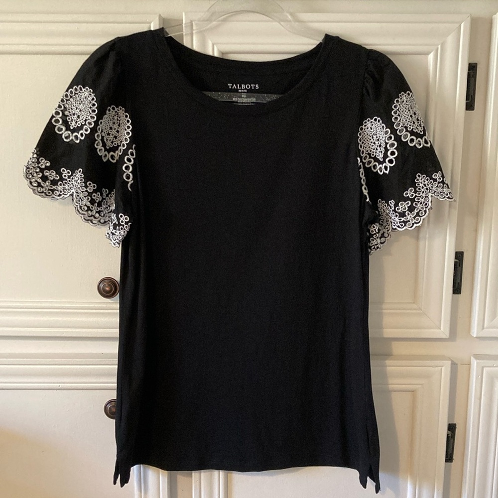 Talbots Cotton Blend Black & White Eyelet Scalloped Sleeve Top. Size: MP